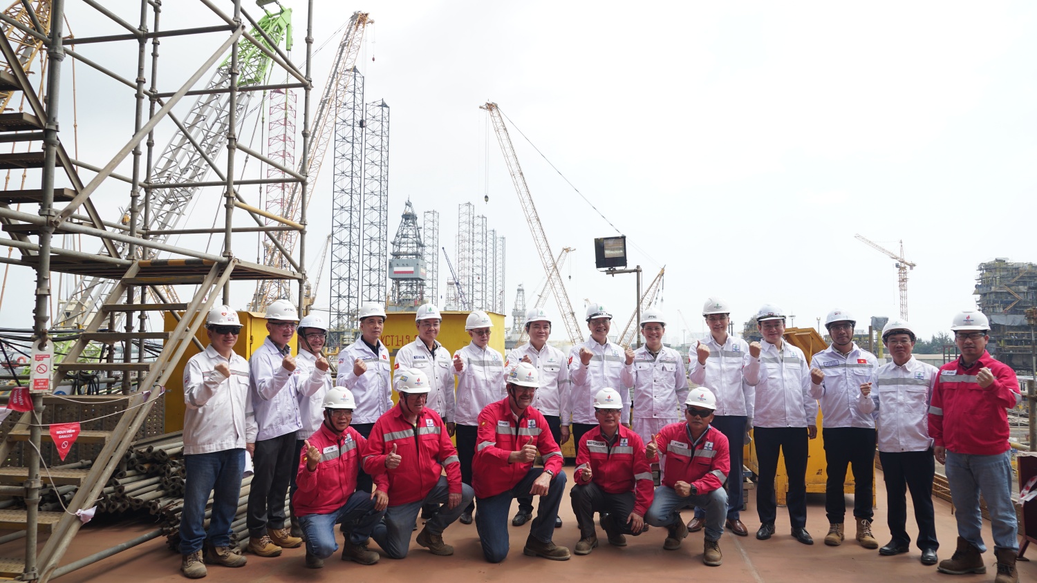 Chủ tịch HĐTV Petrovietnam Lê Ngọc Sơn, cùng các đồng chí lãnh đạo Tập đoàn và lãnh đạo các đơn vị thành viên, người lao động trên công trường dự án của Tập đoàn