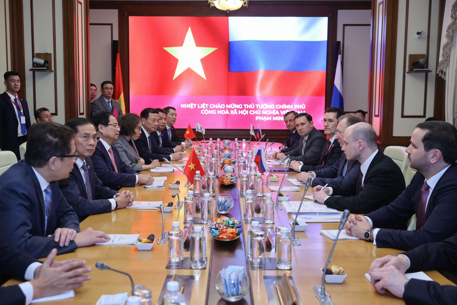 Thủ tướng Chính phủ Phạm Minh Chính tới thăm, làm việc với Công ty Zarubezhneft - đối tác hàng đầu của Việt Nam trong lĩnh vực dầu khí (Ảnh: VGP)