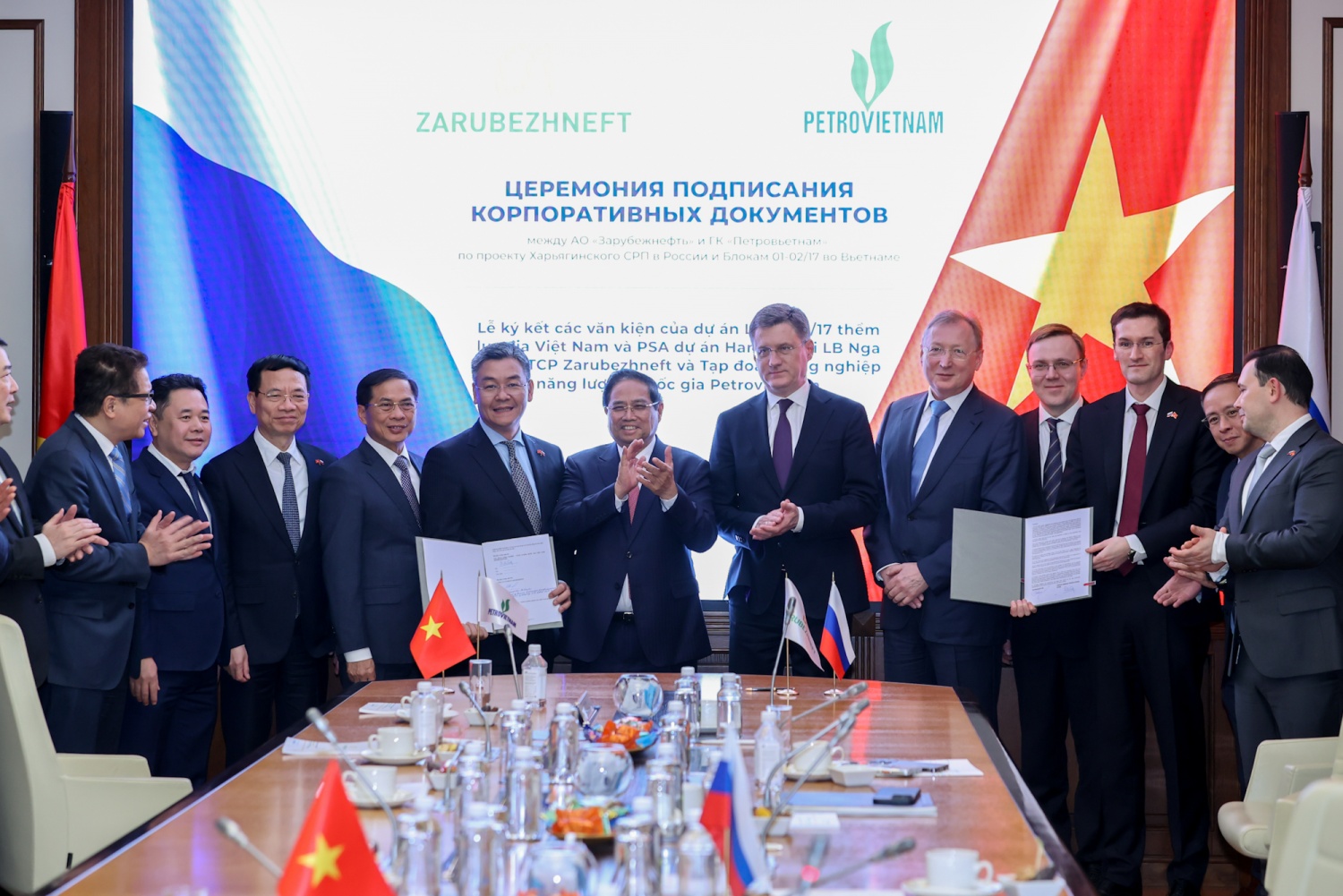 Thủ tướng Phạm Minh Chính chứng kiến ký kết hợp đồng cụ thể giữa Petrovietnam và Zarubezhneft (Ảnh: VGP)