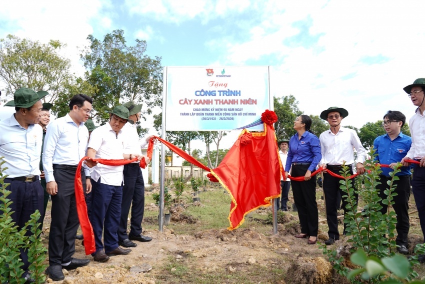 Tuổi trẻ Petrovietnam trao tặng công trình Cây xanh Thanh niên