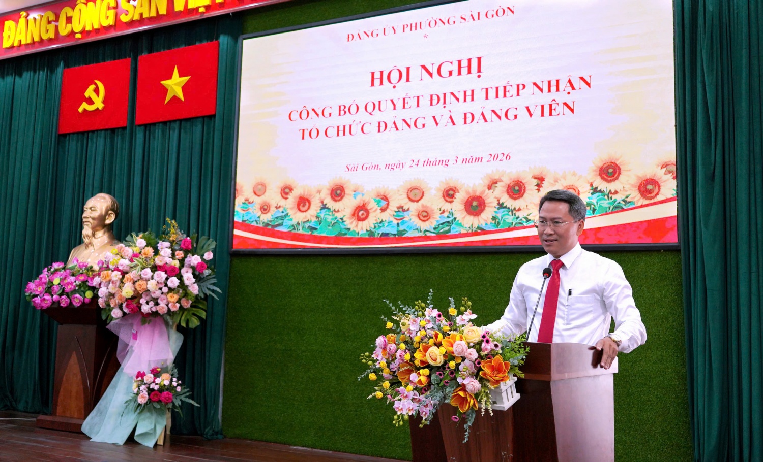 Đồng chí Nguyễn Tấn Phát bày tỏ sự vui mừng khi Đảng ủy phường Sài Gòn tiếp nhận gần 5.000 đảng viên từ các đơn vị thuộc Petrovietnam