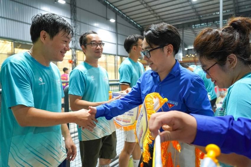 Bí thư Đoàn Thanh niên Petrovietnam Phạm Đăng An trao lưu niệm chương cho các đại diện tham gia thi đấu đến từ phường Bà Rịa - Vũng Tàu.