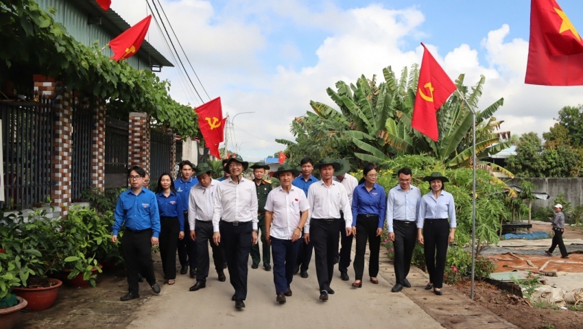 Tuổi trẻ Petrovietnam khánh thành, bàn giao công trình thanh niên “Tuyến đường cờ Đảng, cờ Tổ quốc”.