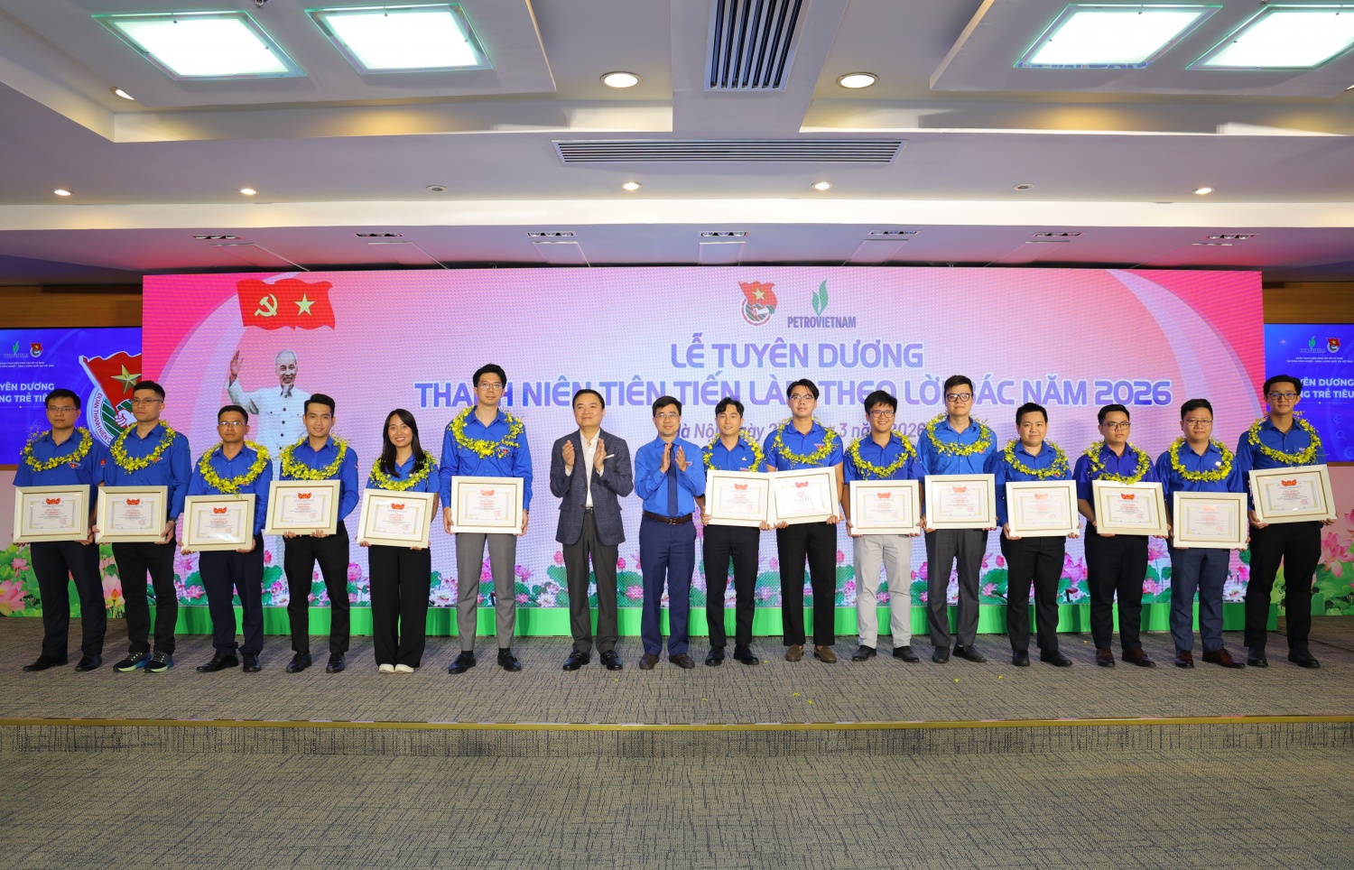 Đồng chí Lê Ngọc Sơn - Bí thư Đảng ủy, Chủ tịch HĐTV Petrovietnam và đồng chí Bùi Hoàng Tùng - Bí thư Đoàn Thanh niên Chính phủ trao tuyên dương cho các Nhà quản lý trẻ tiêu biểu và Lao động trẻ tiêu biểu