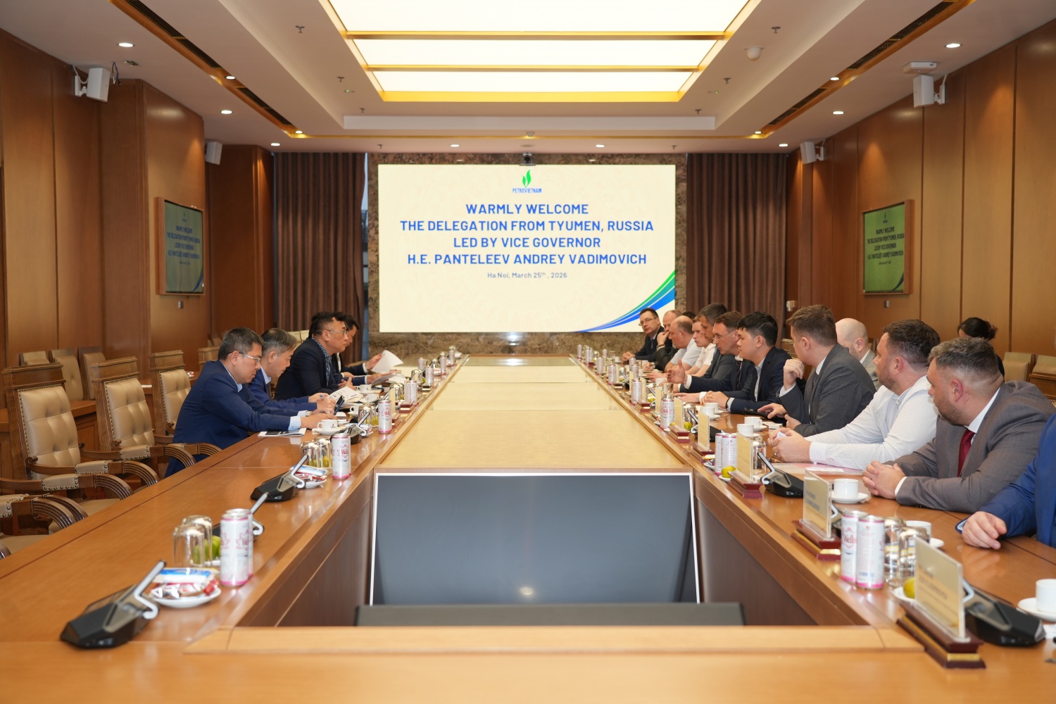 Toàn cảnh buổi làm việc giữa Petrovietnam và đoàn công tác tỉnh Tyumen, Liên bang Nga.