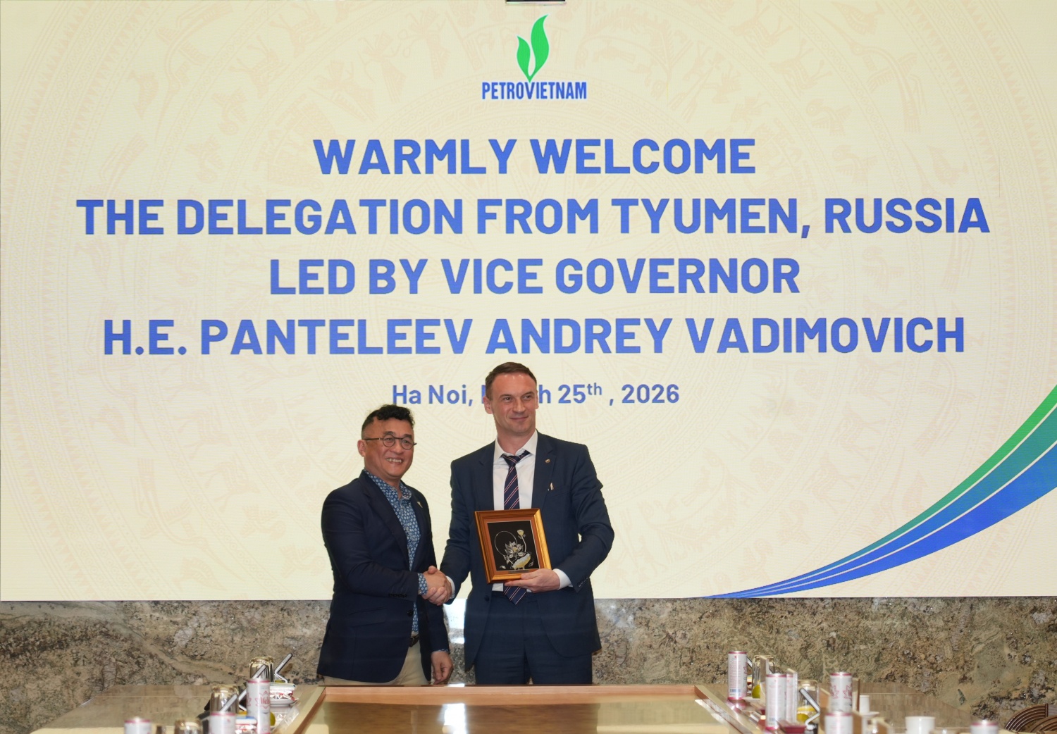 Phó Tổng Giám đốc Petrovietnam Phan Tử Giang trao tặng quà biểu trưng cho Phó Thống đốc tỉnh Tyumen Pantelev Andrey Vadimovich.