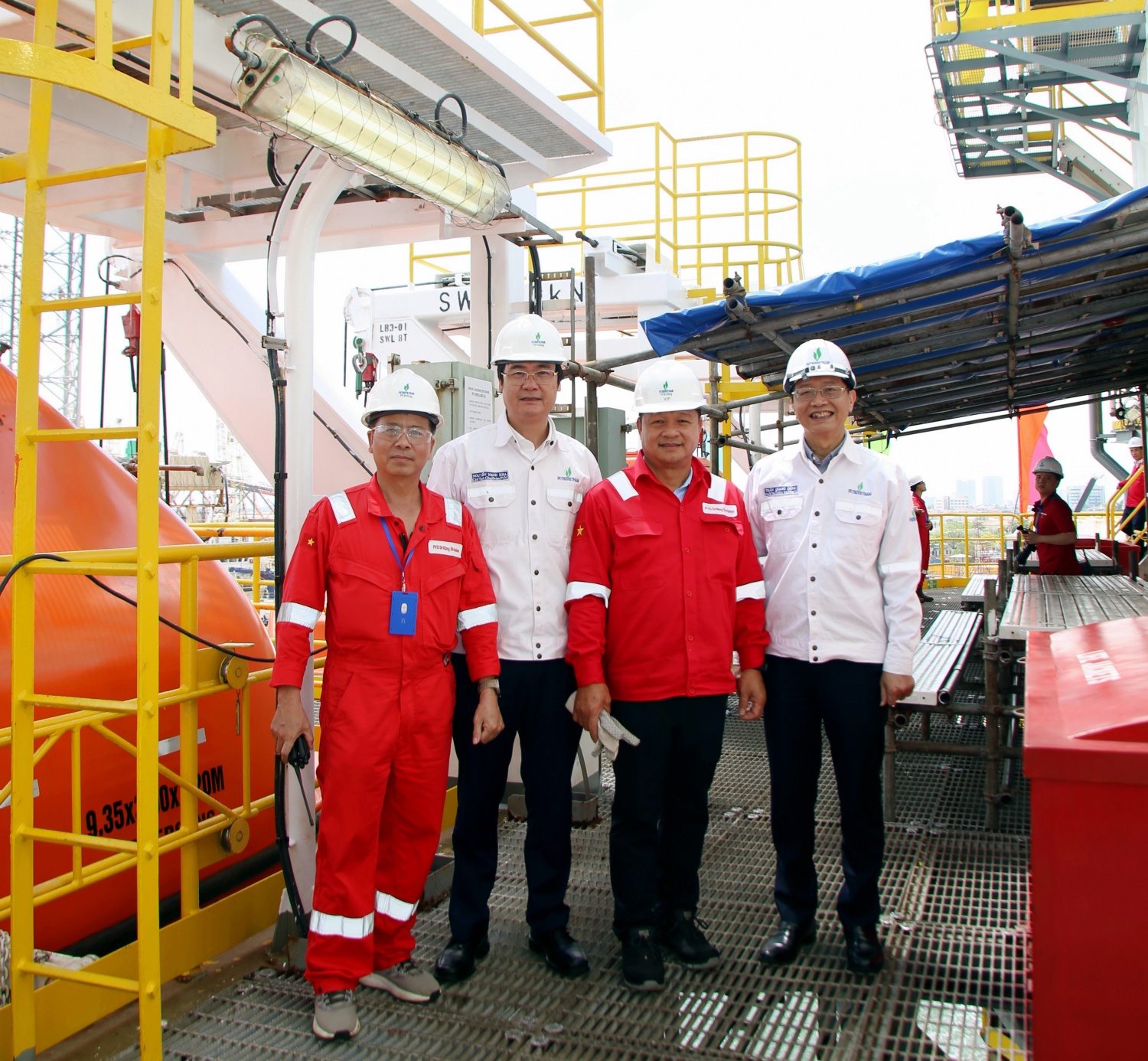 Lãnh đạo Petrovietnam và PV Drilling tham quan giàn PV DRILLING IX.