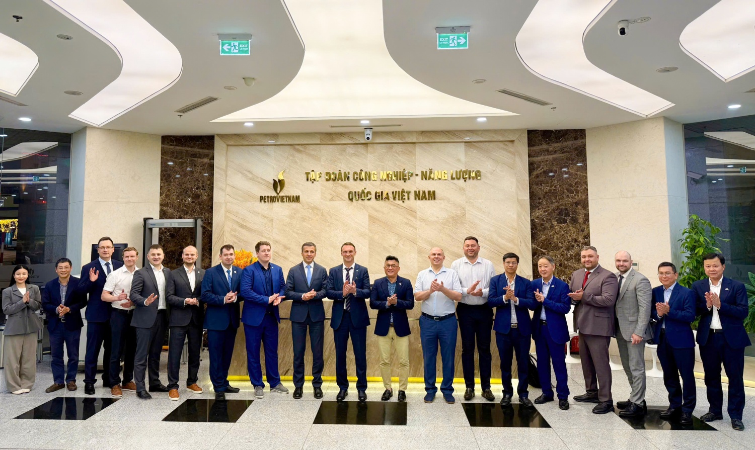 Các đại biểu tham dự buổi làm việc.