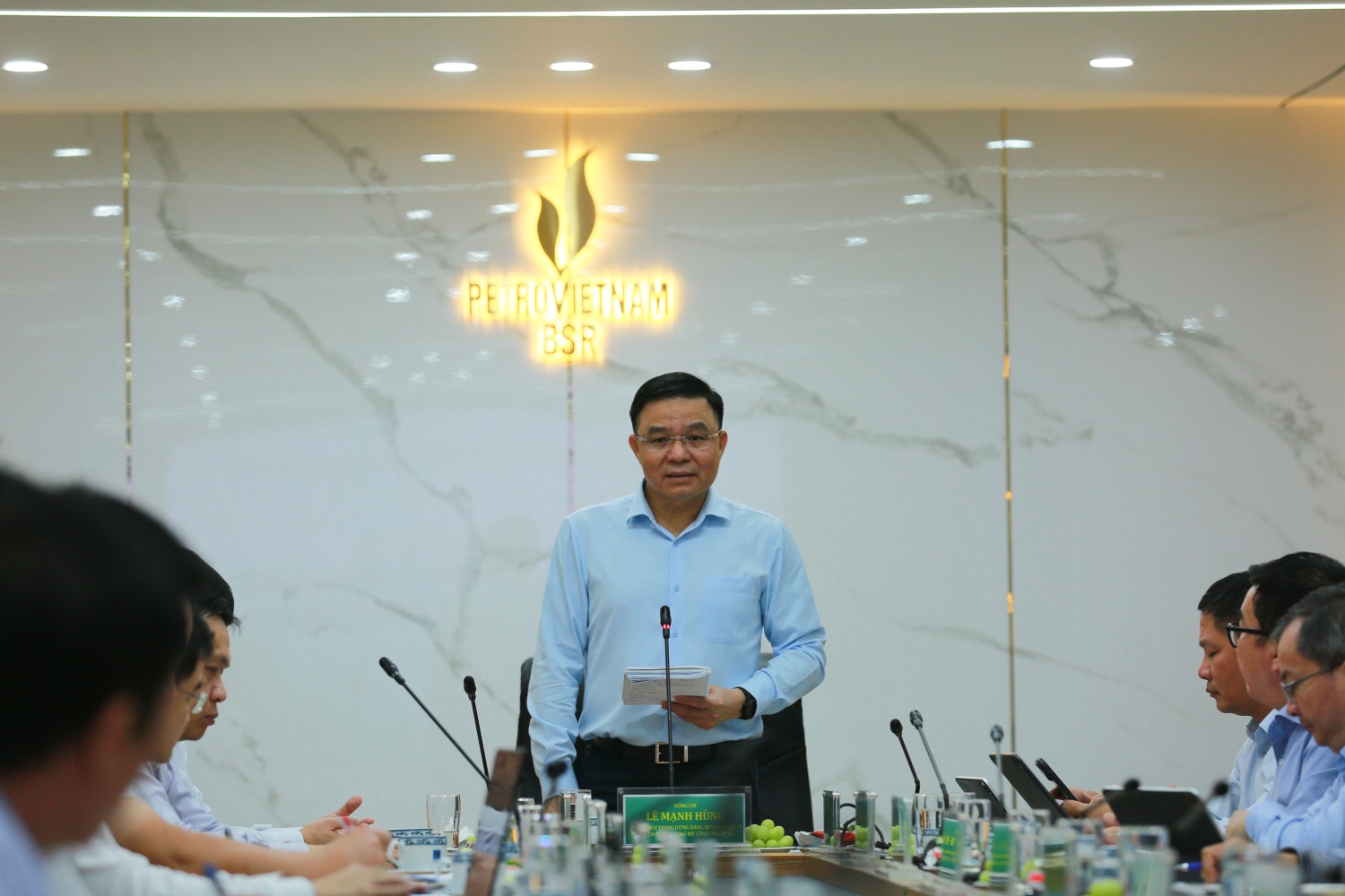 Quyền Bộ trưởng Bộ Công Thương Lê Mạnh Hùng đánh giá cao BSR trong hoạt động sản xuất kinh doanh và đảm bảo cung ứng xăng dầu cho thị trường. Đồng thời, nhấn mạnh việc tiếp tục phát huy các kết quả đạt được, tập trung vận hành NMLD Dung Quất an toàn, ổn định, hiệu quả và cung ứng xăng dầu cho thị trường nội địa.