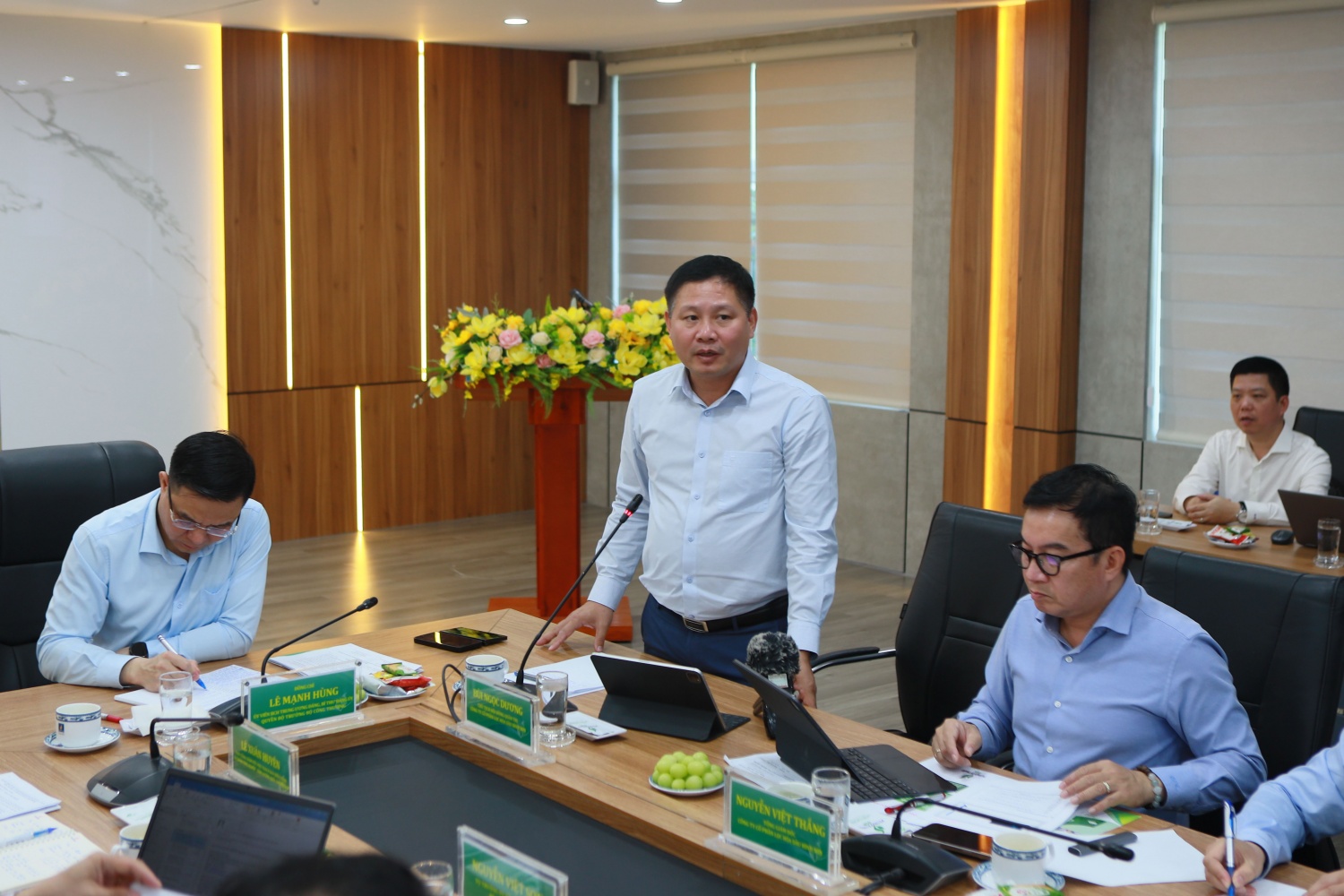 Chủ tịch HĐQT BSR Bùi Ngọc Dương trình bày các kiến nghị với đoàn công tác của Bộ Công Thương.