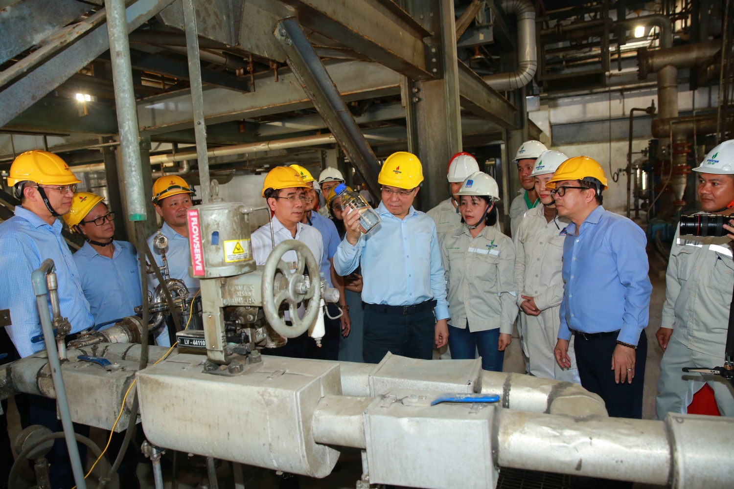 Đoàn công tác Bộ Công Thương thị sát công tác sản xuất cồn sinh học E100 tại Nhà máy NLSH Dung Quất.
