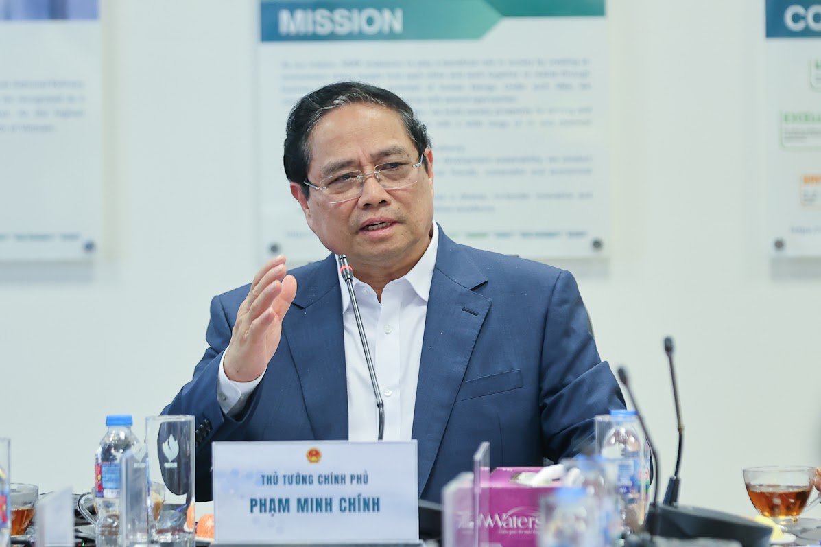 Thủ tướng Phạm Minh Chính làm việc tại Nhà máy Lọc hóa dầu Nghi Sơn - Ảnh: VGP/Nhật Bắc