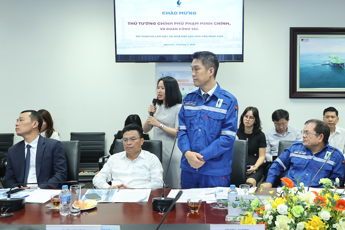 Tổng Giám đốc nhà máy lọc hóa dầu Nghi Sơn báo cáo tại cuộc làm việc - Ảnh: VGP/Nhật Bắc