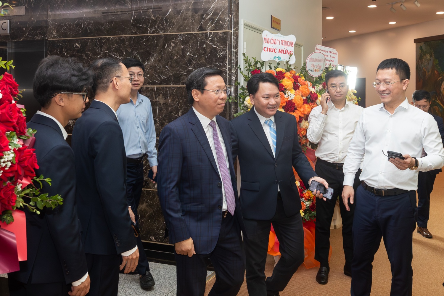 Tổng Biên tập Tạp chí Năng lượng Mới - PetroTimes Phạm Thuận Thiên chào mừng ông Trần Thanh Lâm - Ủy viên Trung ương Đảng, Phó Trưởng ban Tuyên giáo và Dân vận Trung ương và các đại biểu đến tham dự buổi lễ