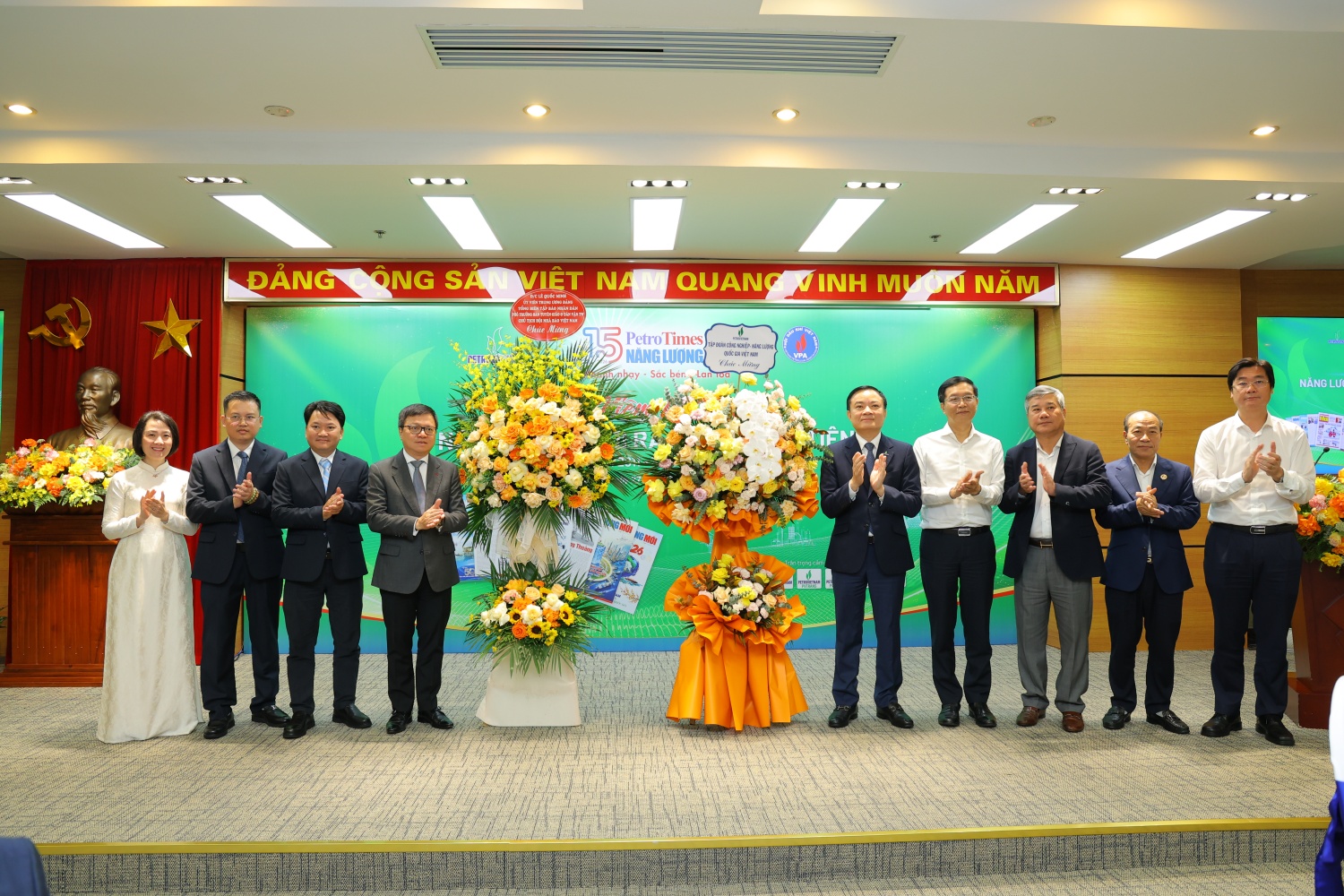 Ông Lê Quốc Minh - Ủy viên Trung ương Đảng, Phó trưởng Ban Tuyên giáo và Dân vận Trung ương, Chủ tịch Hội Nhà báo Việt Nam; ông Lê Ngọc Sơn - Bí thư Đảng ủy, Chủ tịch HĐTV Petrovietnam, cùng lãnh đạo Petrovietnam tặng hoa chúc mừng Tạp chí Năng lượng Mới - PetroTimes nhân kỷ niệm 15 năm ra số báo đầu tiên.