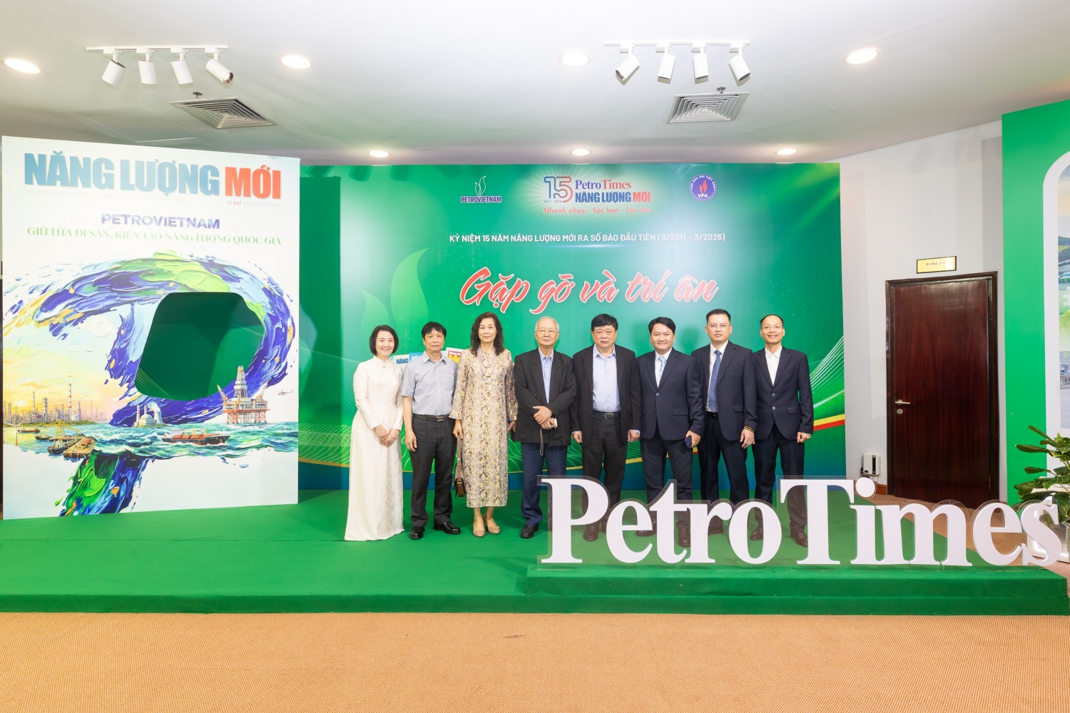 Ban Biên tập Tạp chí cùng ông Nguyễn Thế Kỷ, nguyên Ủy viên Trung ương Đảng, nguyên Phó trưởng Ban Tuyên giáo Trung ương và nguyên lãnh đạo Cục Báo chí.