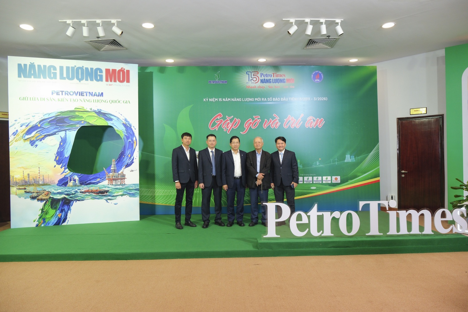 Ông Lưu Đình Phúc - Cục trưởng Cục Báo chí cùng Ban Biên tập, cán bộ Tạp chí