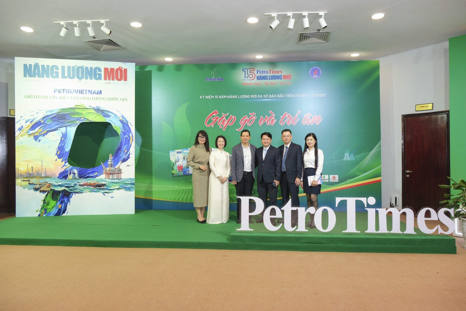 Ông Lê Quang Tự Do, Cục trưởng Cục Phát thanh, Truyền hình và Thông tin điện tử cùng Ban Biên tập Tạp chí Năng lượng Mới - PetroTimes