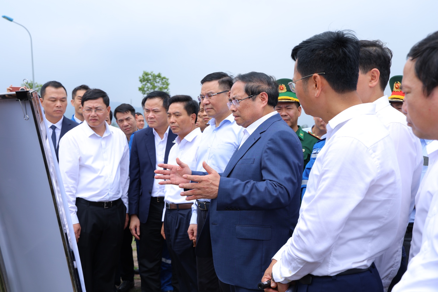 Thủ tướng Phạm Minh Chính cùng lãnh đạo các Bộ, ngành, tỉnh Thanh Hóa, Petrovietnam khảo sát khu vực địa điểm dự kiến xây dựng kho dự trữ dầu thô chiến lược Nghi Sơn.