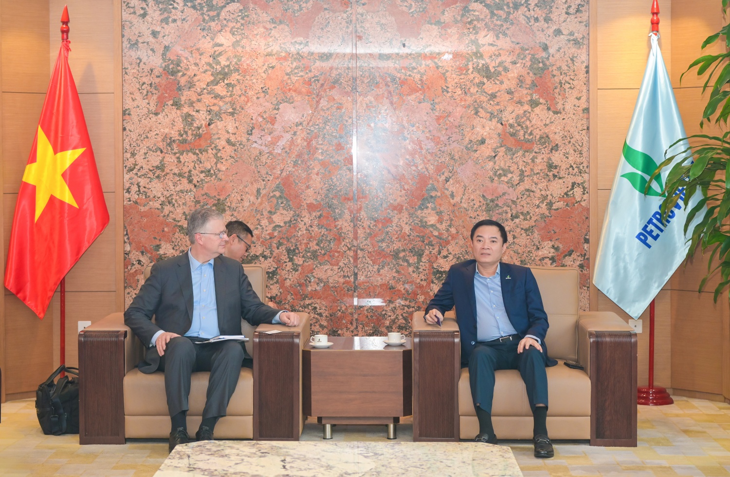 Chủ tịch HĐTV Petrovietnam Lê Ngọc Sơn trao đổi với ông Daniel Kritenbrink.