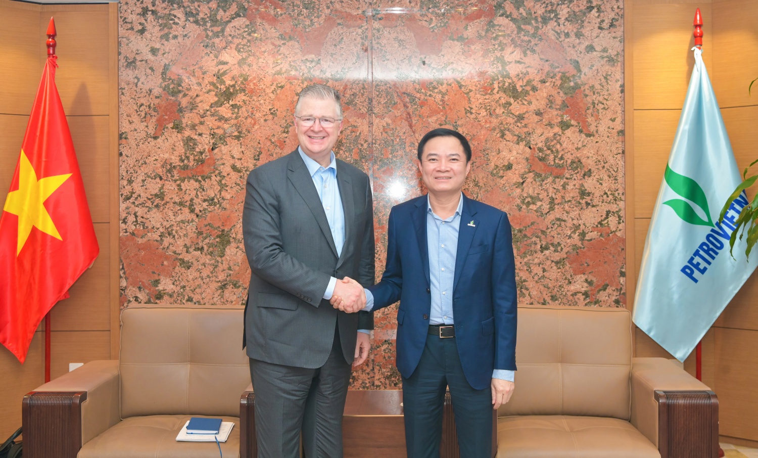 Chủ tịch HĐTV Petrovietnam Lê Ngọc Sơn chào mừng ông Daniel Kritenbrink - Ủy viên HĐQT TAG đến thăm và làm việc tại Petrovietnam.