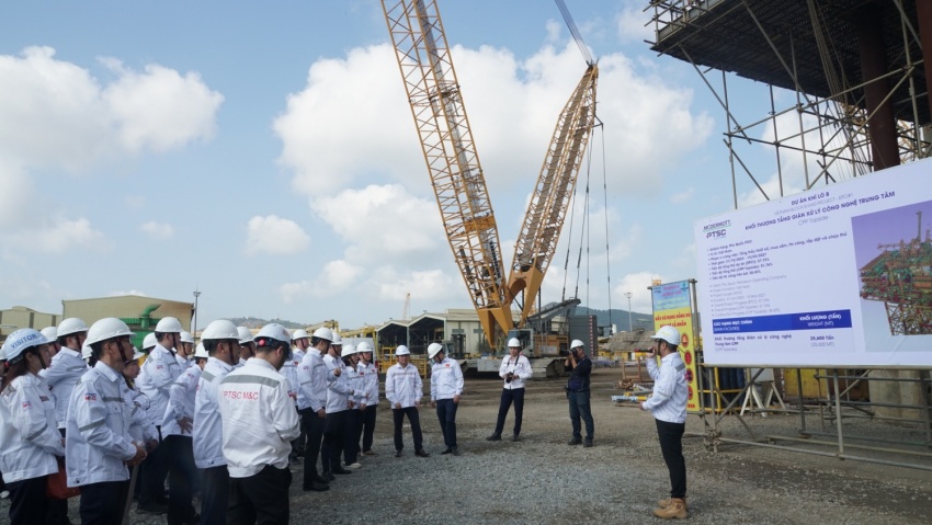 Đoàn đại biểu tham quan Trung tâm công nghiệp năng lượng và hậu cần kỹ thuật PTSC.