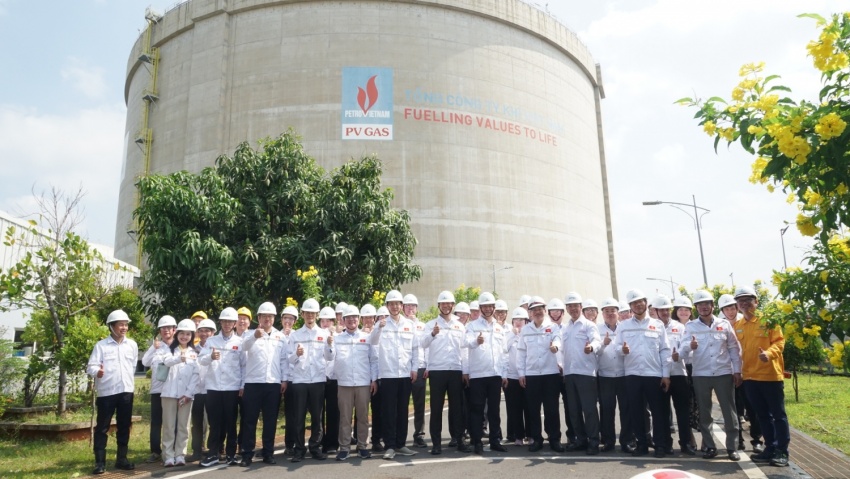 Đoàn đại biểu tham quan kho cảng LNG Thị Vải.