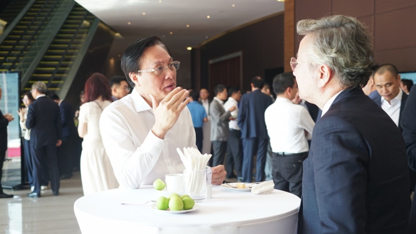 Ông Bùi Minh Tiến - Thành viên HĐTV Petrovietnam trao đổi với đại biểu bên lề Hội thảo