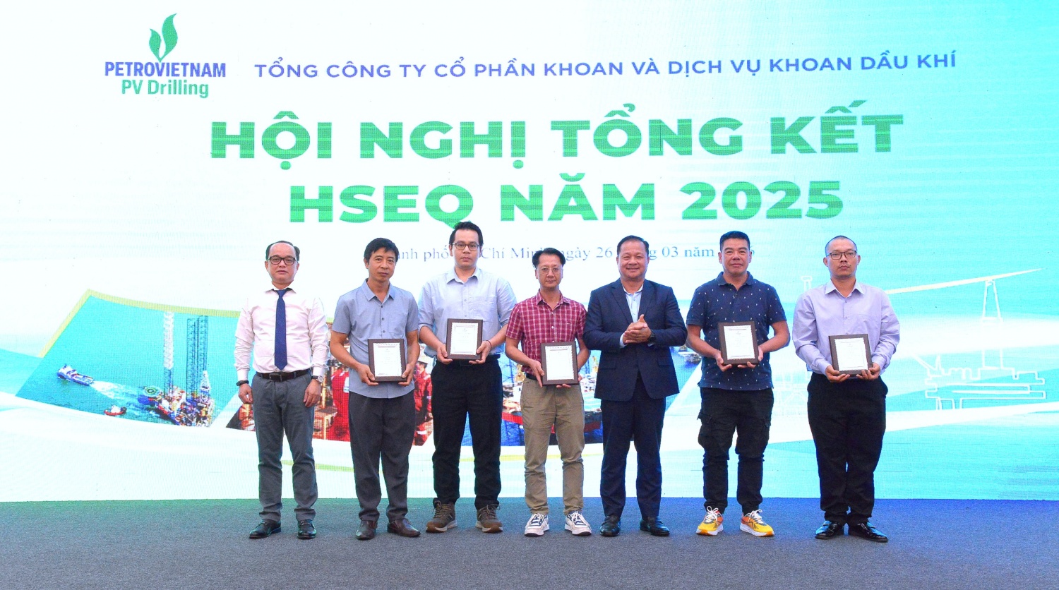 Ông Mai Thế Toàn - Chủ tịch HĐQT PV Drilling và ông Đinh Quang Nhựt - Phó Tổng Giám đốc PV Drilling phụ trách HSEQ trao biểu trưng vinh danh tập thể 5 giàn khoan đạt thành tích Zero LTI trong năm 2025.
