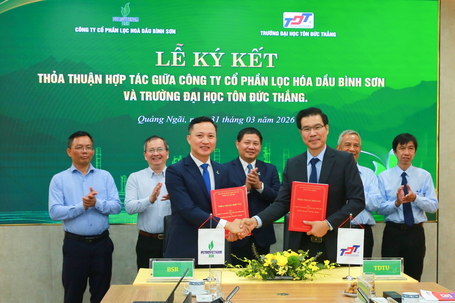 Phó Tổng Giám đốc BSR Phạm Minh Nghĩa và Hiệu trưởng TDTU Trần Trọng Đạo ký kết thỏa thuận hợp tác.