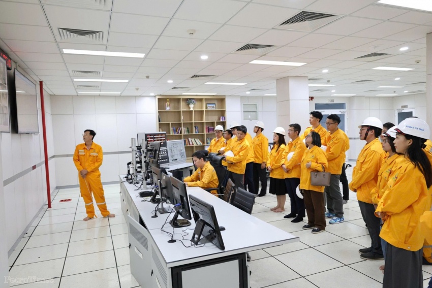 Trước đó, lớp PV-NEXT 2025 đã có chuyến đi thực tế, học tập kinh nghiệm tại các công trình, nhà máy Cụm Khí - Điện - Đạm Cà Mau