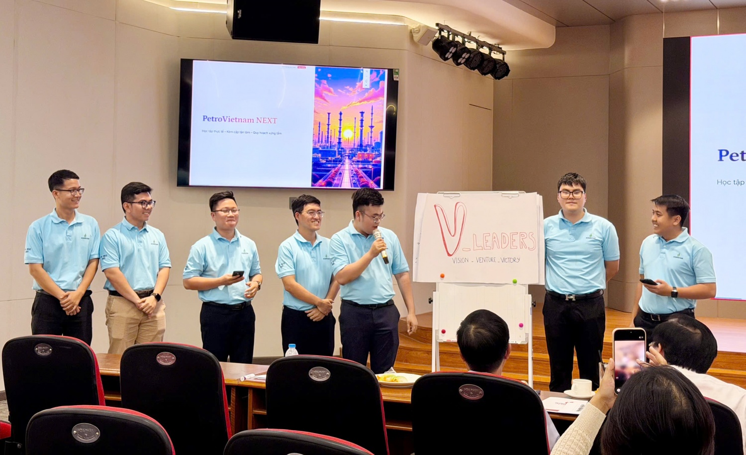 Các nhóm học viên thảo luận về tư duy lãnh đạo tương lai, phát triển nhân tài, văn hóa tổ chức...