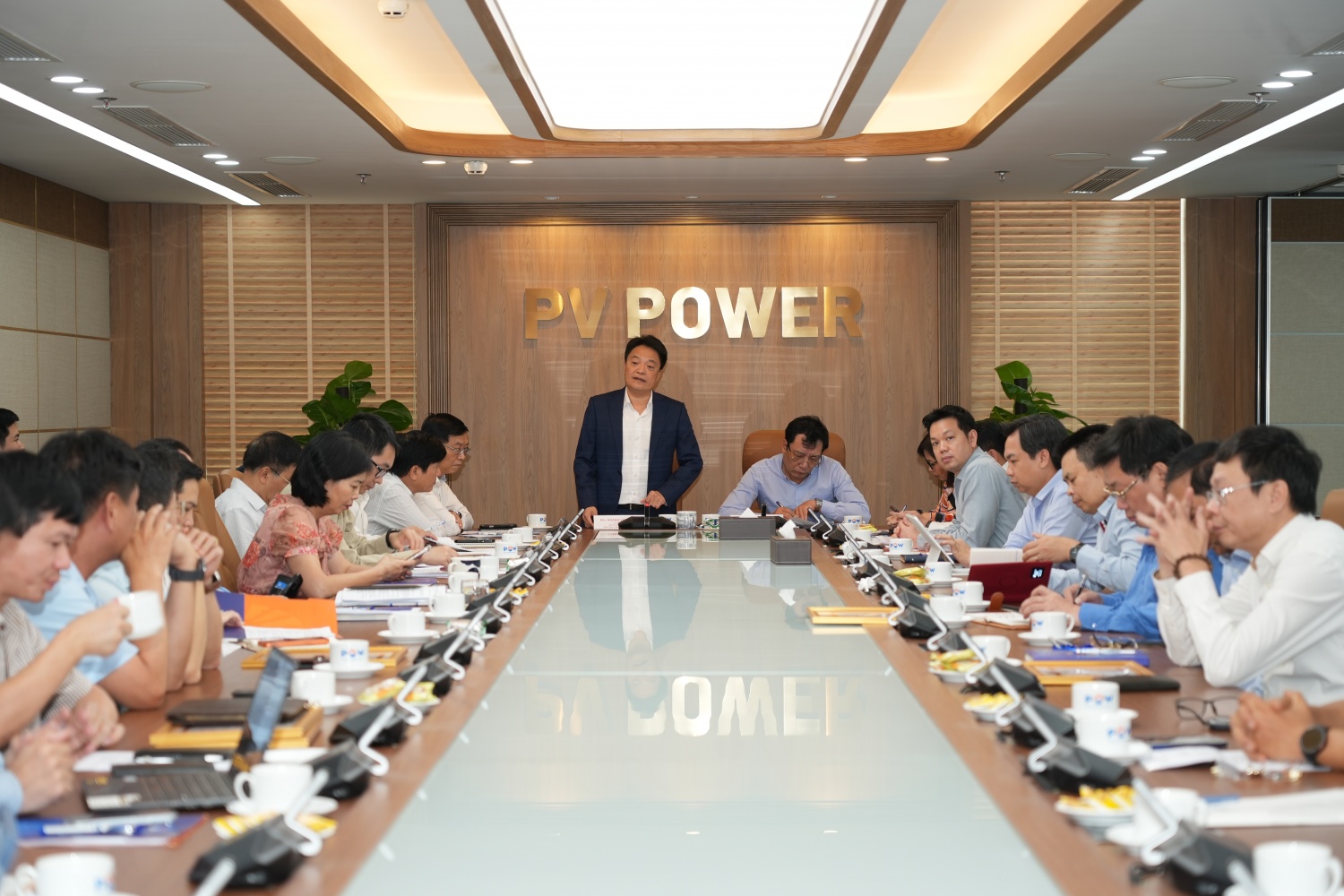 Đồng chí Hoàng Văn Quang - Bí thư Đảng ủy, Chủ tịch HĐQT PV Power và đồng chí Lê Như Linh - Phó Bí thư Đảng ủy, Tổng Giám đốc PV Power chủ trì hội nghị.