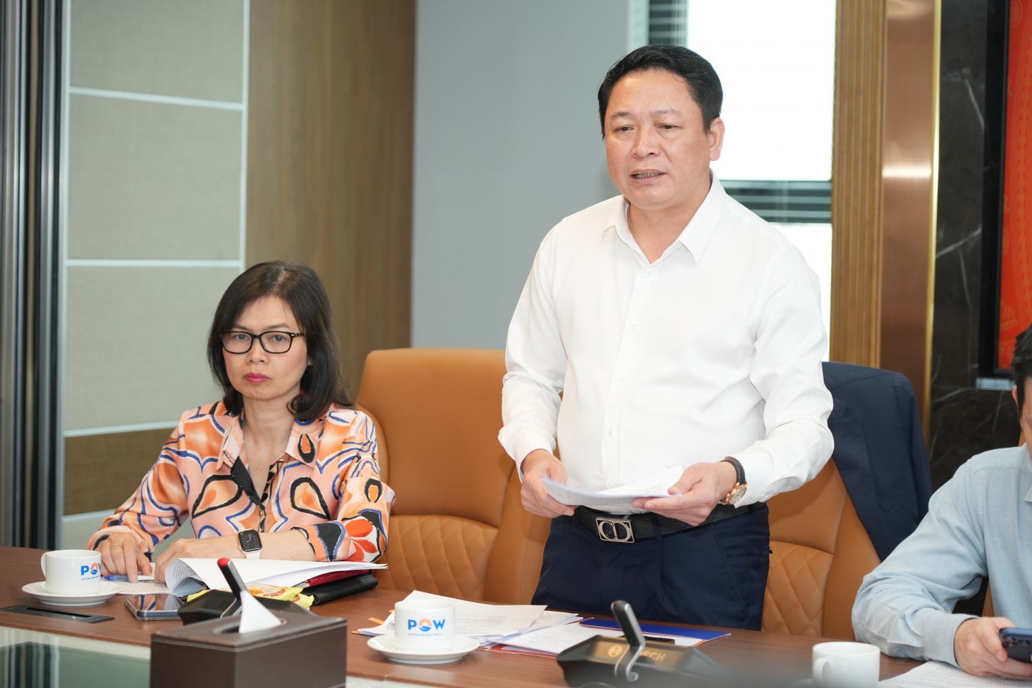 Đồng chí Nguyễn Duy Giang - Ủy viên Ban Thường vụ, Chủ nhiệm Ủy ban Kiểm tra Đảng ủy, Phó Tổng Giám đốc PV Power báo cáo về tình hình sản xuất kinh doanh của Tổng công ty.
