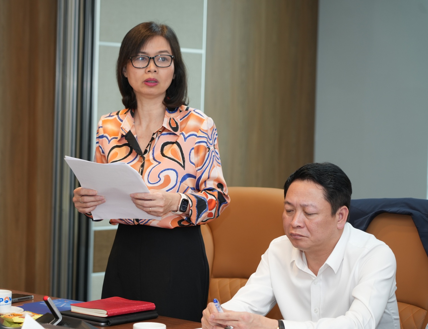 Đồng chí Ngô Hồng Vân - Ủy viên Ban Thường vụ phụ trách công tác xây dựng Đảng, Chủ tịch Công đoàn PV Power báo cáo về công tác xây dựng Đảng thời gian qua.