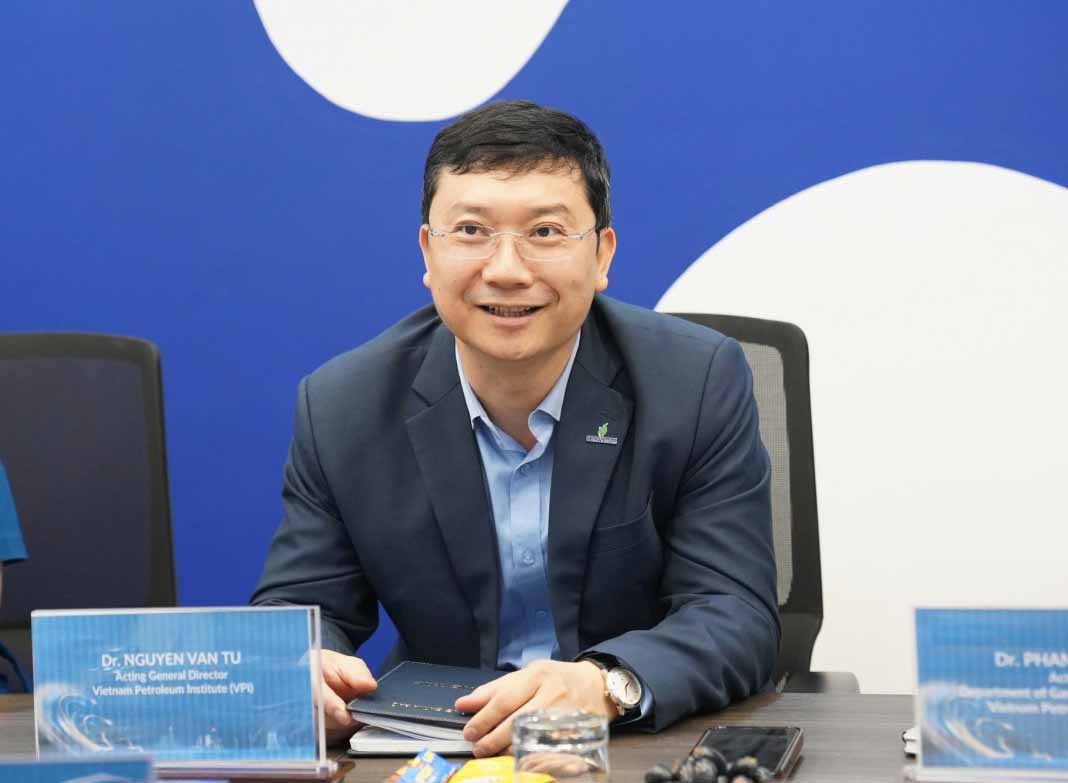 TS Nguyễn Văn Tư - Phó Viện trưởng phụ trách VPI trao đổi về các giải pháp phát triển hạ tầng LNG tại Việt Nam.