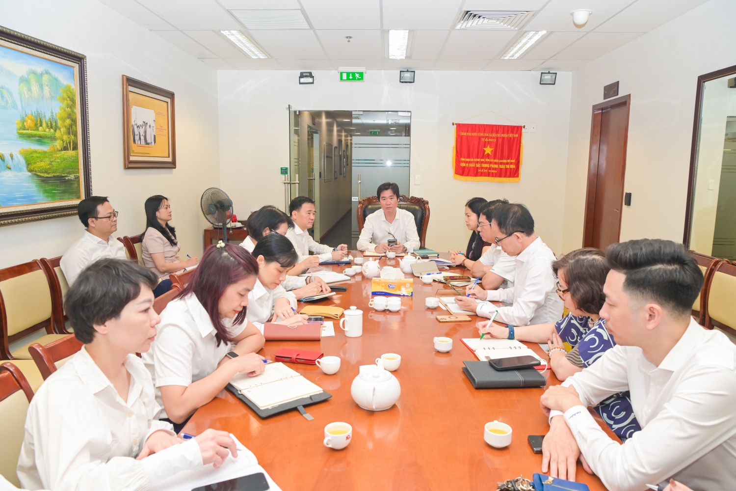 Đồng chí Nguyễn Mạnh Kha, Chủ tịch Công đoàn Petrovietnam tham dự sinh hoạt tại Chi bộ Công đoàn Tập đoàn.