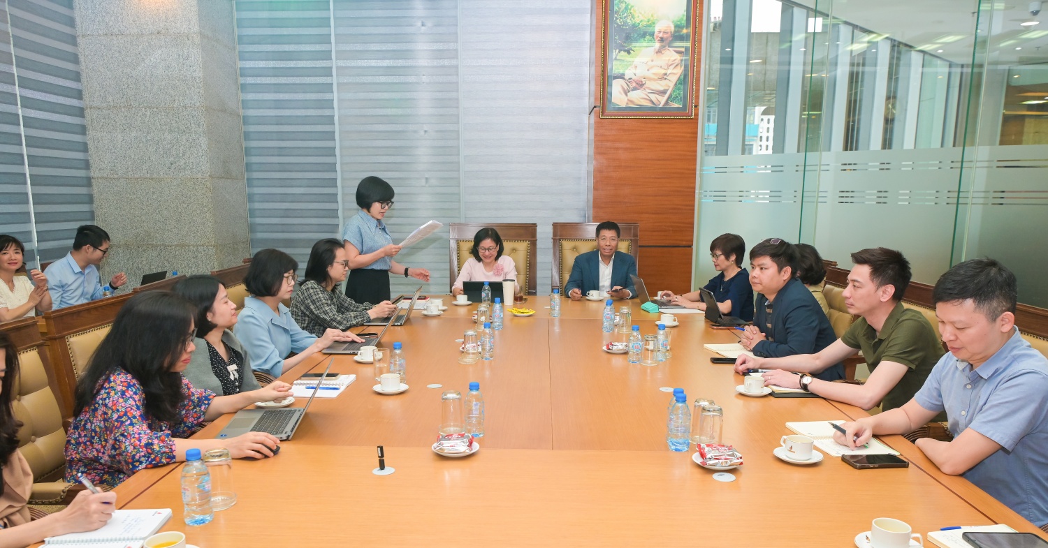 Đồng chí Nguyễn Văn Mậu, Ủy viên Ban Thường vụ Đảng ủy, Chủ nhiệm Ủy ban Kiểm tra Đảng ủy Tập đoàn, Bí thư Đảng ủy Bộ máy QL&ĐH tham dự sinh hoạt tại Chi bộ Kiểm tra - Kiểm soát nội bộ.