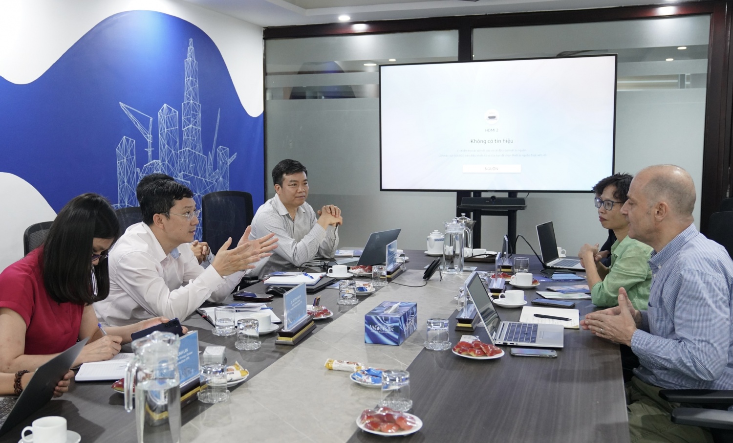 Đại diện VPI và TÜV SÜD trao đổi tại buổi làm việc.
