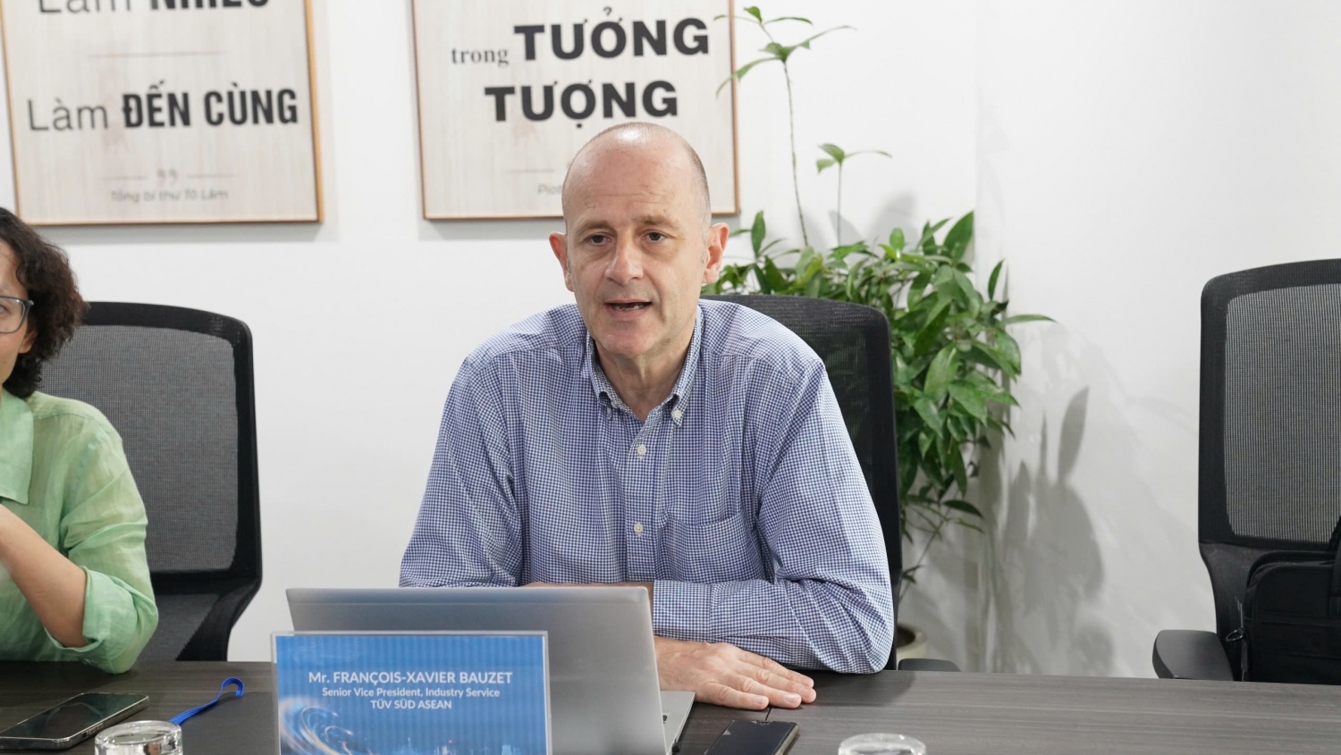 Ông François Xavier Bauzet - Phó Tổng Giám đốc TÜV SÜD ASEAN trao đổi về các lĩnh vực có tiềm năng hợp tác giữa TÜV SÜD và VPI.