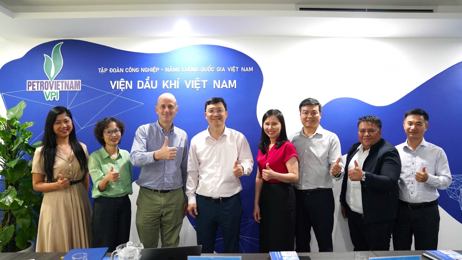 Cán bộ lãnh đạo VPI và TÜV SÜD tham dự buổi làm việc.