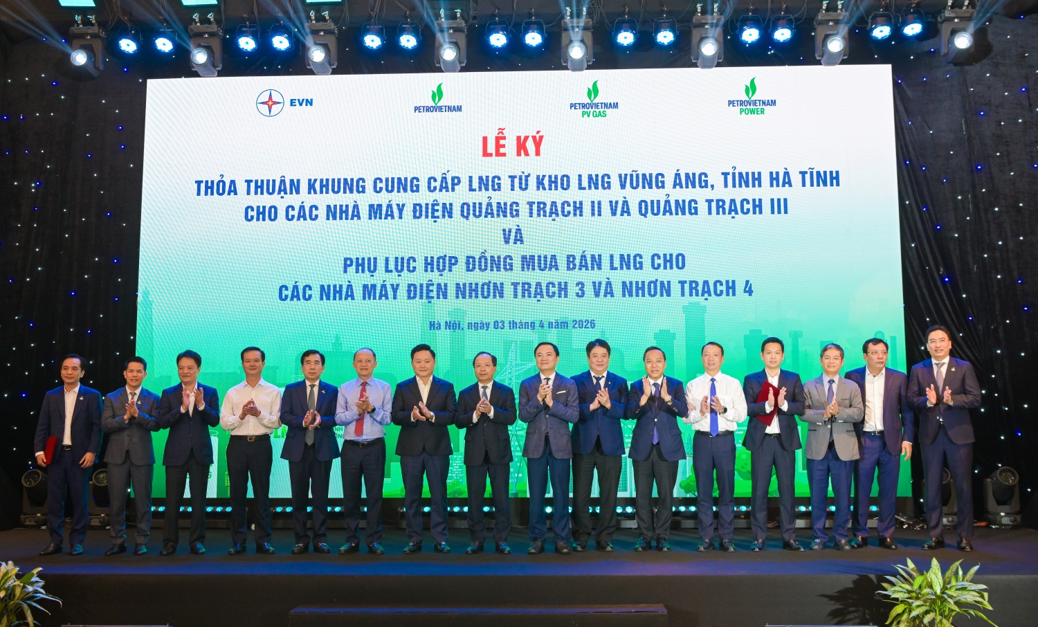 Các đồng chí lãnh đạo chúc mừng Lễ ký kết