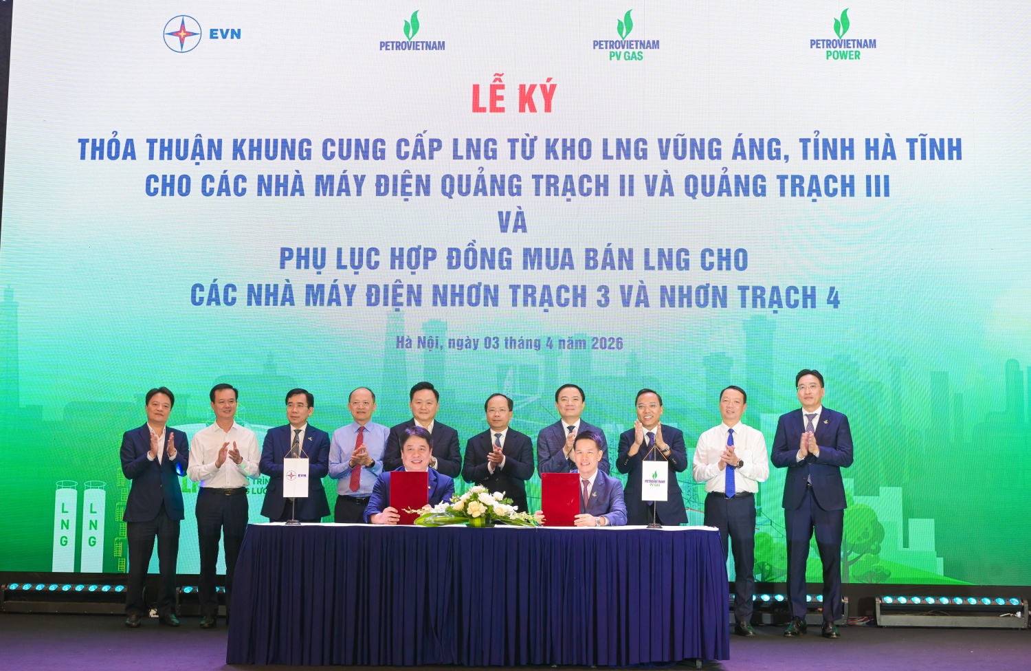 Đồng chí Phạm Văn Phong – Tổng Giám đốc PV GAS và đồng chí Nguyễn Anh Tuấn – Tổng Giám đốc EVN ký kết thỏa thuận khung về cung cấp LNG tái hóa từ Kho LNG Vũng Áng cho các Nhà máy Nhiệt điện Quảng Trạch II và Quảng Trạch III