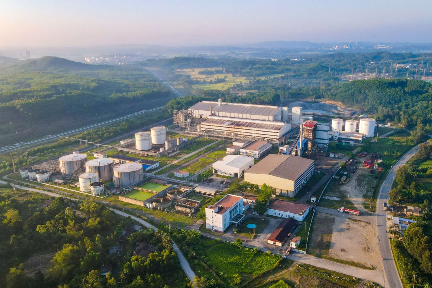 Toàn cảnh Nhà máy NLSH Dung Quất. Hiện Nhà máy đang hoạt động ổn định ở 75% công suất.