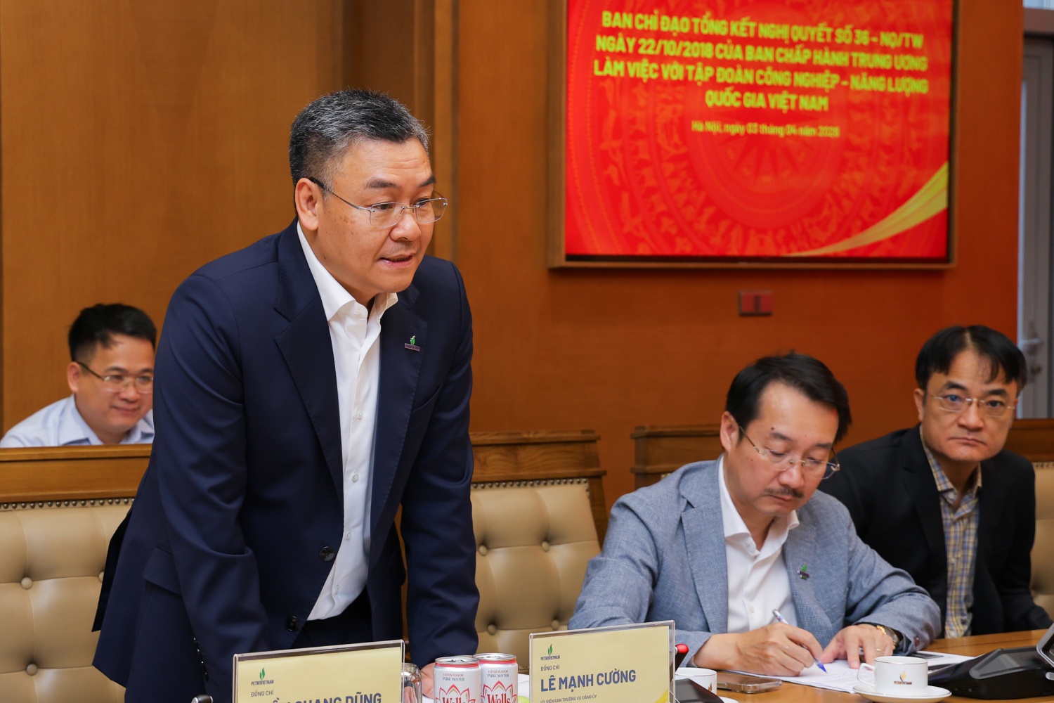 Đồng chí Lê Mạnh Cường, Phó Tổng Giám đốc Petrovietnam báo cáo về tình hình thực hiện Nghị quyết 36 trong giai đoạn vừa qua của Tập đoàn.