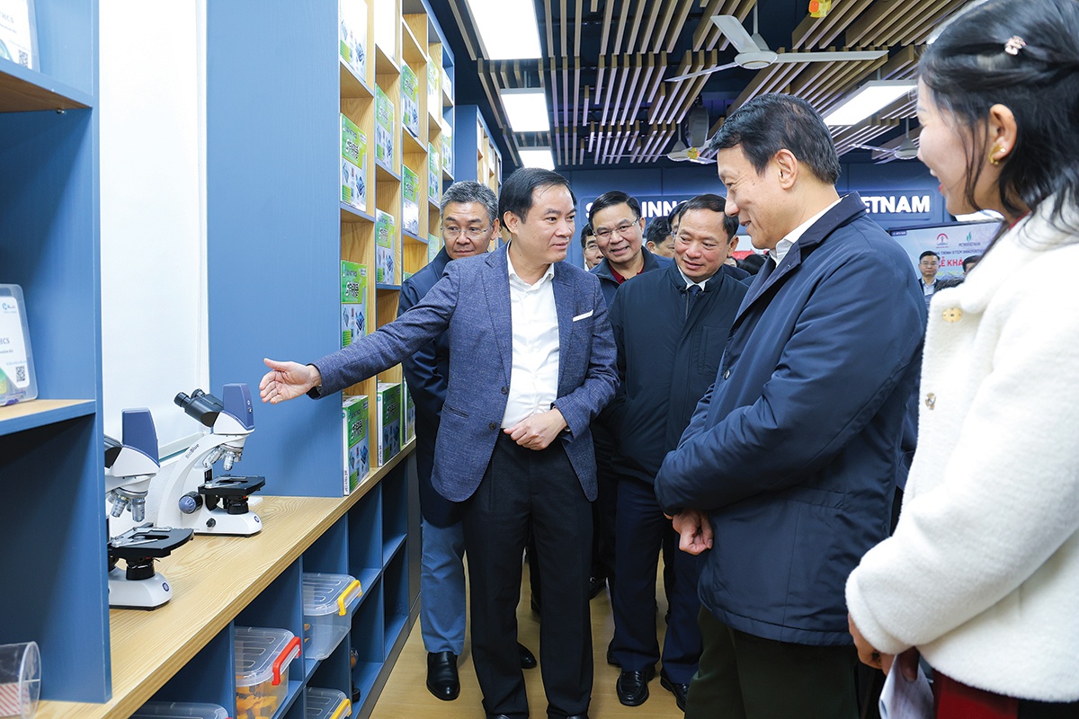 Ông Lê Ngọc Sơn giới thiệu với lãnh đạo các Bộ về chương trình STEM Innovation Petrovietnam