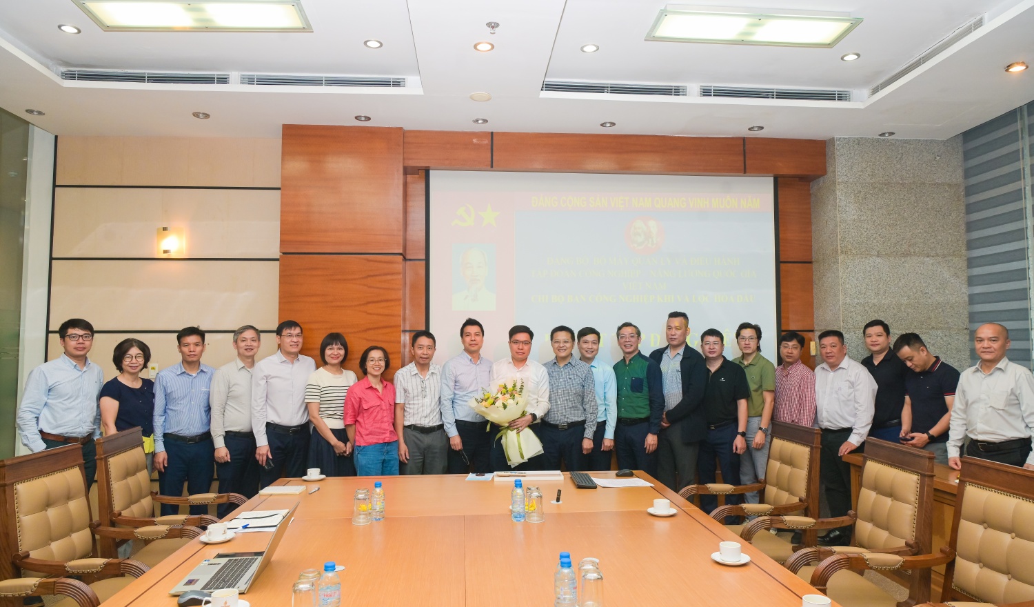 Chi bộ Công nghiệp khí và Lọc hóa dầu thuộc Đảng bộ Bộ máy Quản lý và Điều hành Tập đoàn tổ chức Lễ kết nạp đảng viên mới.