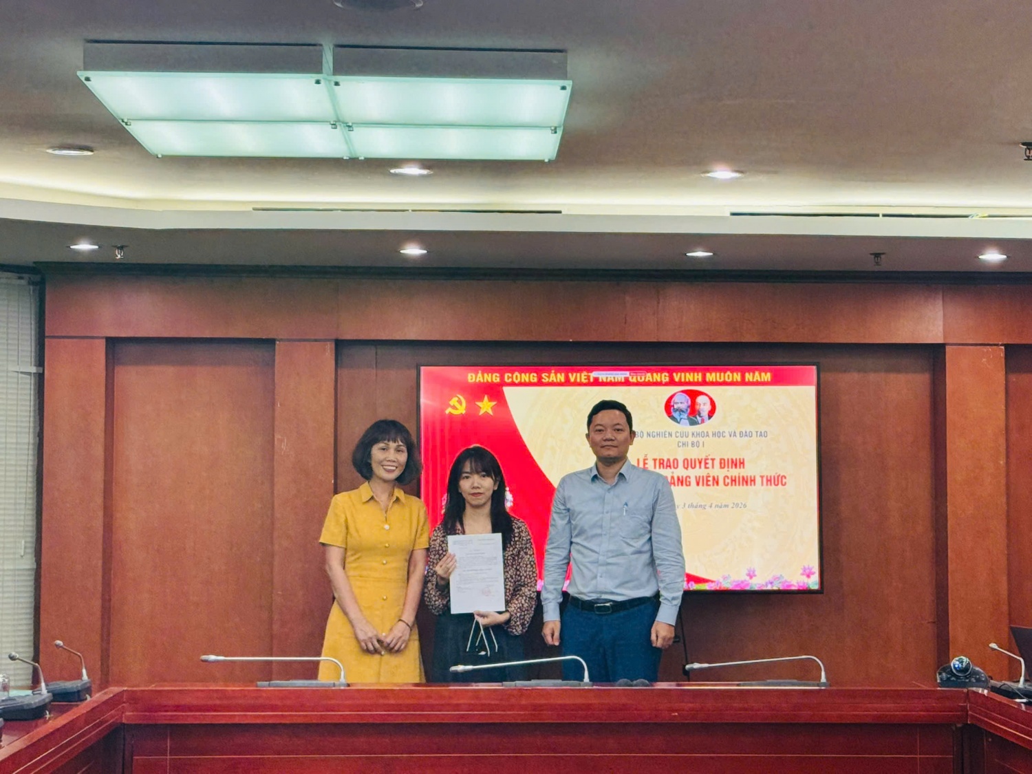 Chi bộ 1 thuộc Đảng bộ Nghiên cứu Khoa học và Đào tạo tổ chức Lễ trao quyết định đảng viên chính thức.