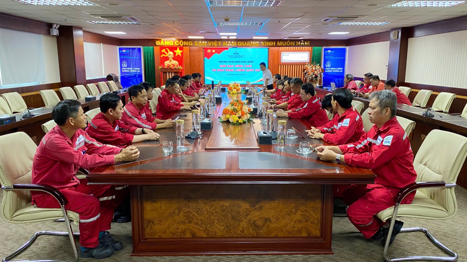 Buổi sinh hoạt chi bộ tại Chi bộ Phân xưởng Vận hành thuộc Đảng bộ Công ty Điện lực Dầu khí Cà Mau.