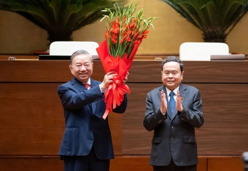 Chủ tịch Quốc hội Trần Thanh Mẫn tặng hoa chúc mừng Tổng Bí thư, Chủ tịch nước Tô Lâm (Ảnh: Media Quốc hội)
